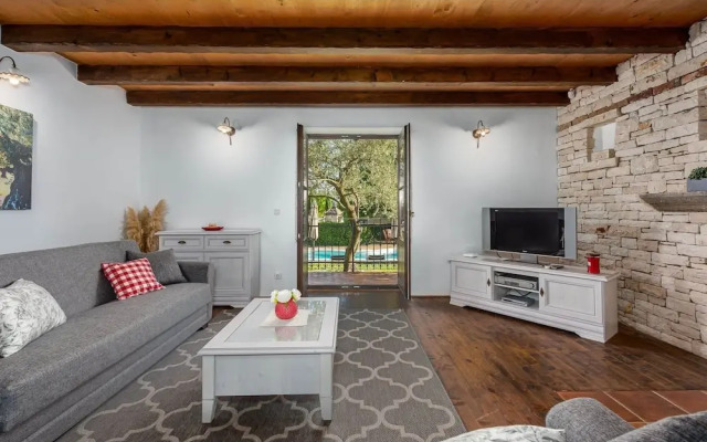 Beautiful Villa With Swimming Pool and Fenced Garden