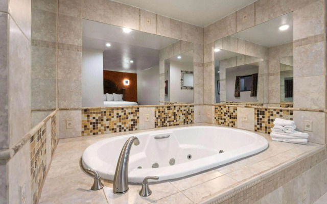 Travelodge by Wyndham Manhasset