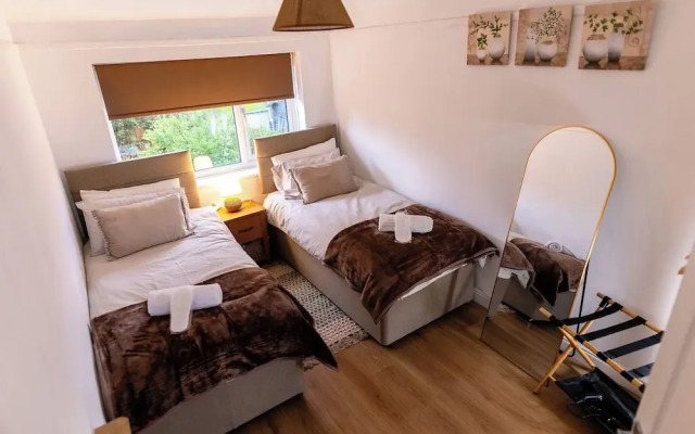 Sleeps 5 - Free Parking - Near Airport & City