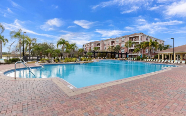 Altavista Lakeview 3 Bedroom Condo by RedAwning