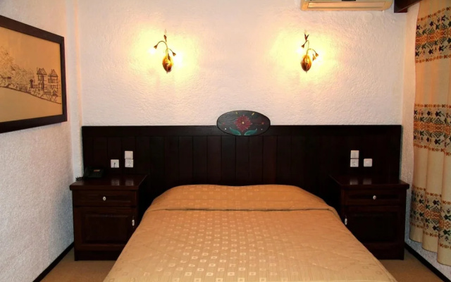 Taxiarches Hotel