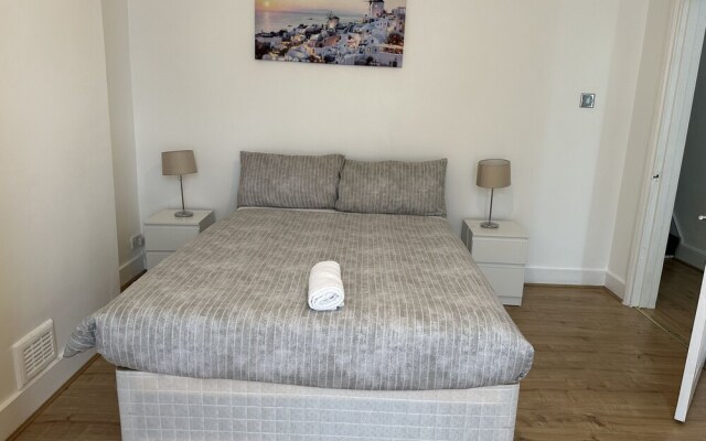Immaculate 4-bed House in Enfield Near Enfield loc