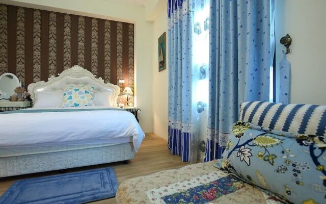 Textile Girl Romantic Homestay