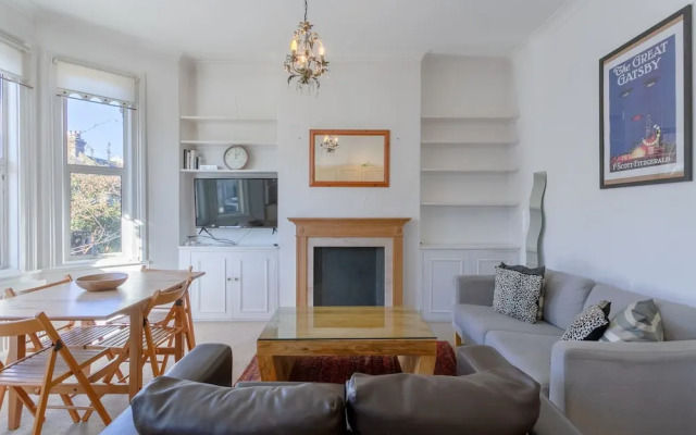 Comfortable 3 Bedroom Flat in Battersea