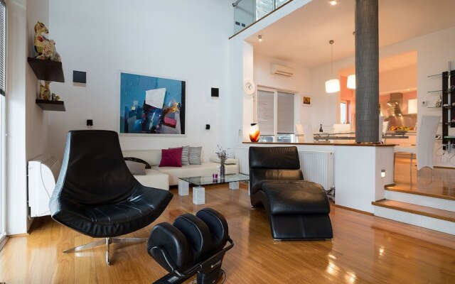 Villa Aylin, 5-bed, Next to the sea