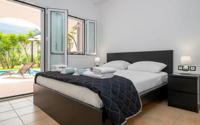 Kournas-sleeps8-parking-garden-pool-petfriendly