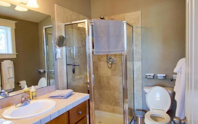 Walkable OTS Mid Century Condo-Pool