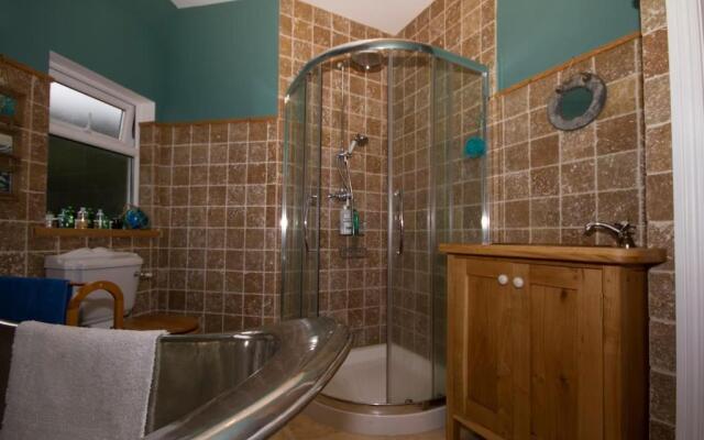 Spacious 4-bed House in Lynton