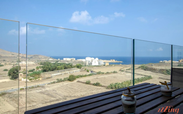 2 Bed Apartment w Distant Sea and Country Views