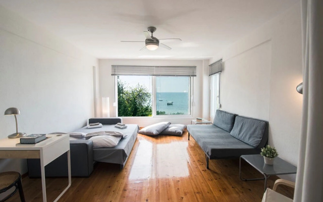 halu! Modern & Cozy Seafront Villa