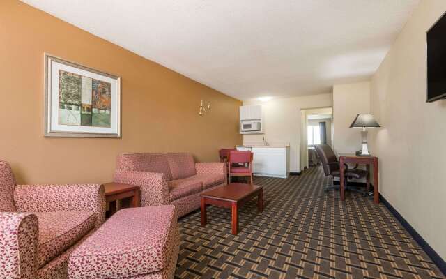 Super 8 by Wyndham Indianapolis/NE/Castleton Area