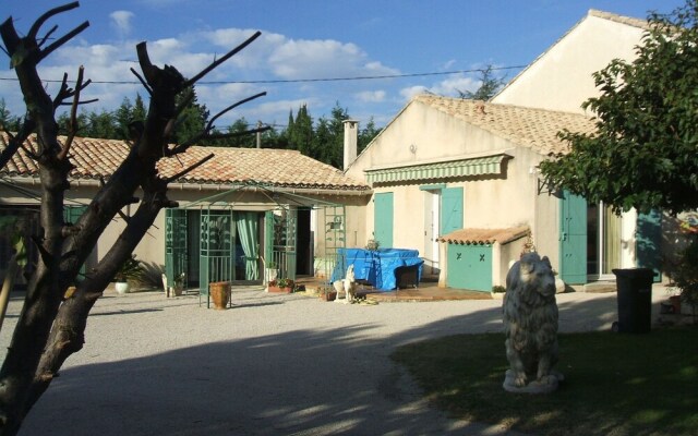 Stunning home in Chateaurenard w/ Outdoor swimming pool, WiFi and Outdoor swimming pool