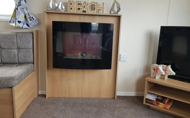 Pool-garden-2br-parking-wifi-sleeps6