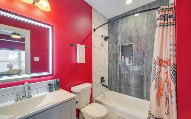Pet-friendly Houston Apartment: 1 Mi to Downtown!