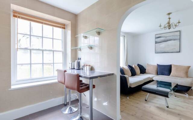 Inviting 2BD Flat 15 Minutes From Regents Park!