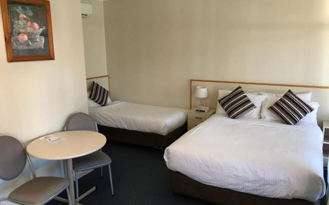 Orange Motor Lodge – Guest Rooms – Orange