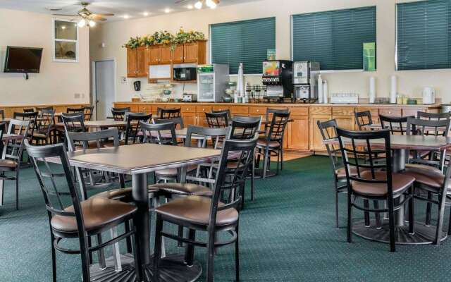 Quality Inn & Suites Mackinaw City Beachfront