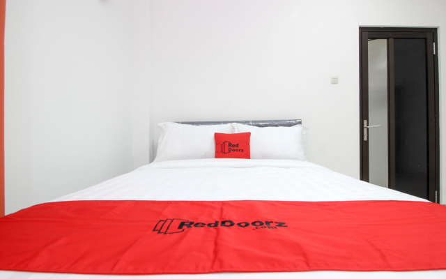 RedDoorz Plus @ Affandi Gejayan – Guest Rooms – Sleman