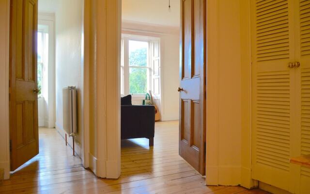 2 Bedroom Flat With Views of Holyrood