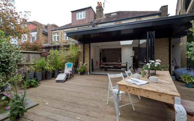 Stunning one Bedroom Flat With Large Terrace in Chiswick by Underthedoormat