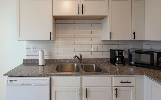 Detroit 4BR Home Bathtub & Pet Friendly Stay