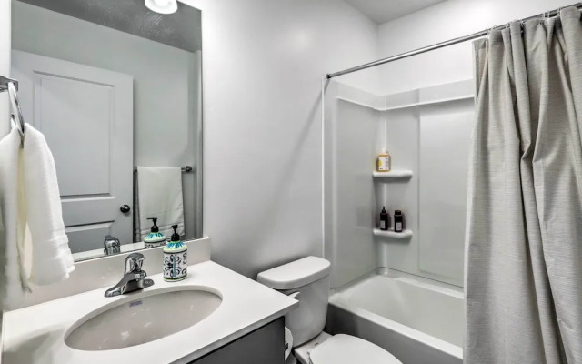 Modern Mountain Townhome - Ski Nearby