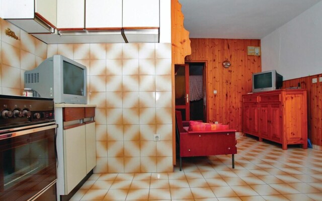 Awesome Home in Racisce With Wifi and 6 Bedrooms