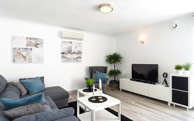 Stunning 2BR Apartment near the Beach Ref 54