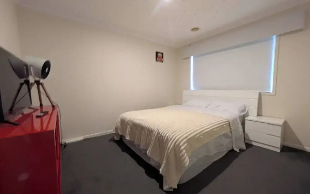 Cosy Spacious Hill Holiday Home