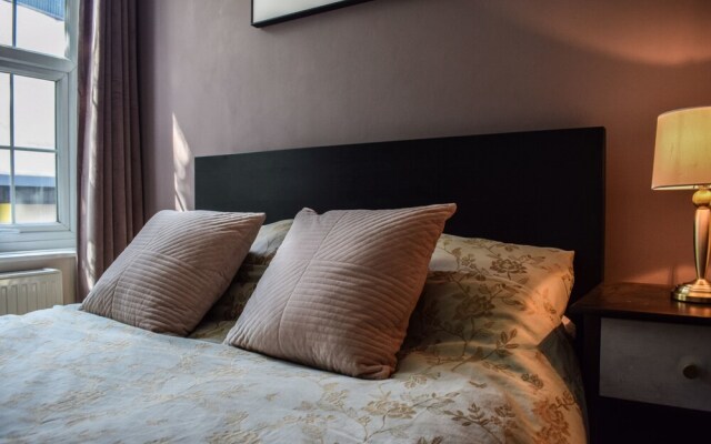 Charming 3 Bedroom Apartment From Cutty Sark