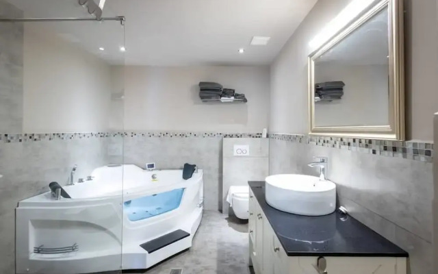 Grand Urban Elegance - City Center Luxury