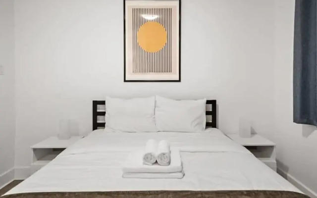 Downtown Metro Frontenac 2 BR new Apartment max 6p