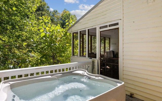 Peaceful Getaway 3 Bedroom Home by Redawning