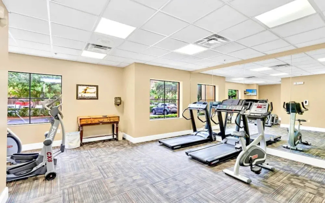 Condo w Hot Tub & Pool - Close to Universal Studio