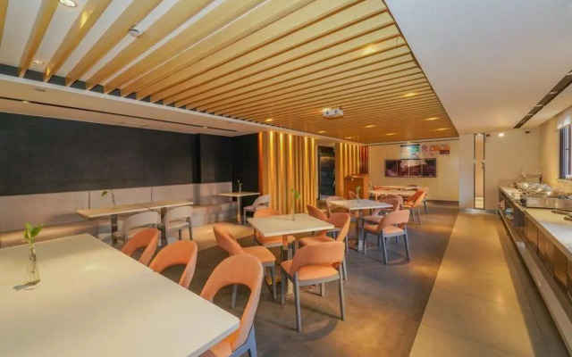 Jinjiang Inn (Shanghai Creative Industrial Park, Caolu Metro Station)