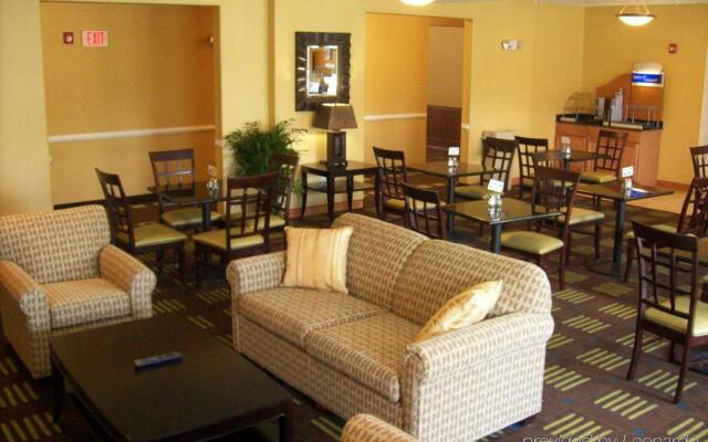 Holiday Inn Express Hotel & Stes Kansas City Sports Complex, an IHG Hotel