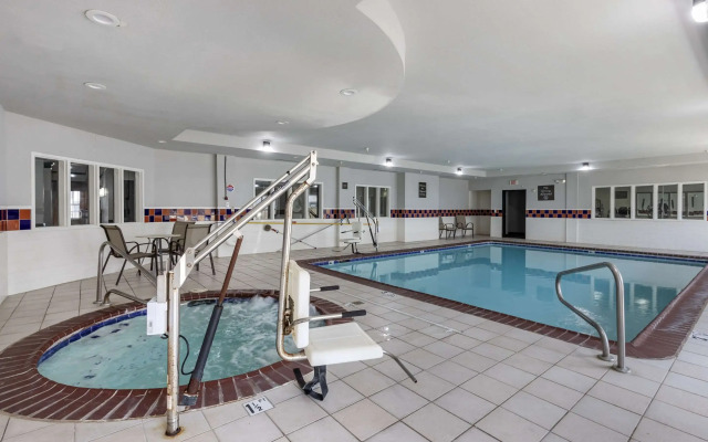 Quality Inn & Suites I-35 E / Walnut Hill