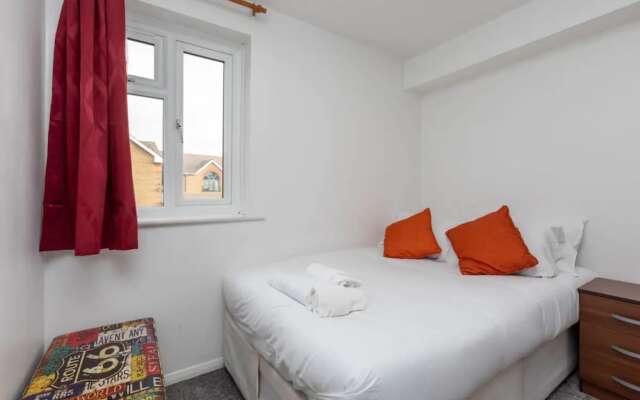 1 Bedroom Light Studio Flat in Surrey Quays