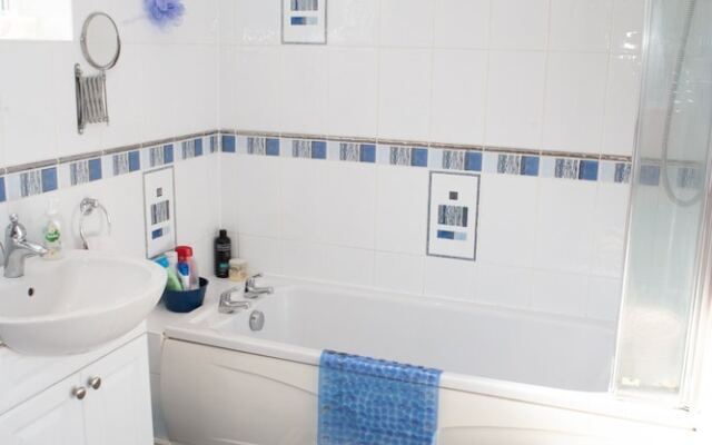 4 Bedroom House in Village Edge of Bath