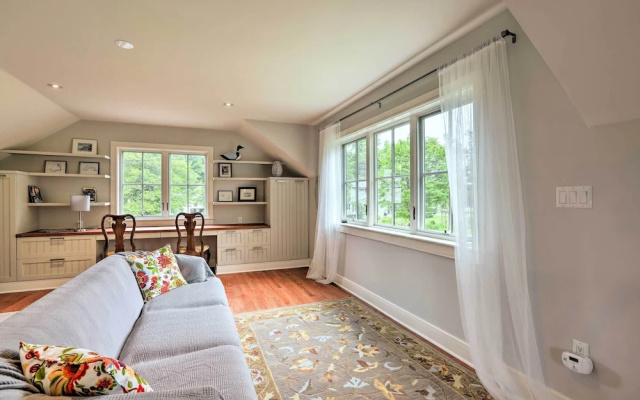 Barn-like Studio Suite w/ Flowering Garden!