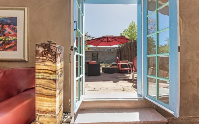 Paloma - Historic Adobe One Block To Canyon Road, Five Blocks To the Plaza, Gorgeous Furnishings, Fireplace, Hot Tub