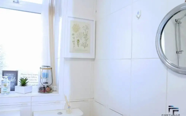 Beautiful 5-bed House Roker Beach