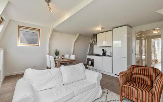 Central top floor apartment with private balcony - Apt 3