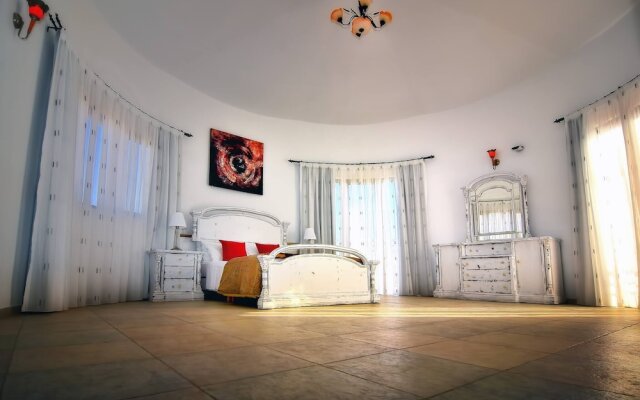 Impressive Large Villa Huge Heated Pool Garden