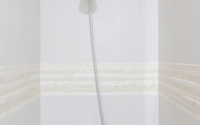 Hasanah Guest House Syariah De Saphire by OYO Rooms