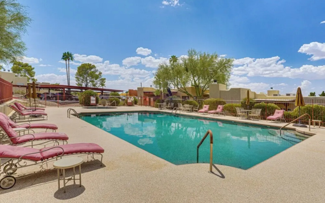 Pool & Hot Tub Access! Catalina Foothills Condo