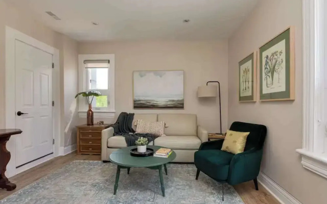 Casa Leslieville - 2BR Suite w LRG Patio