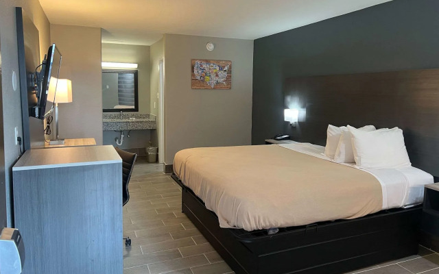 Econo Lodge Inn & Suites