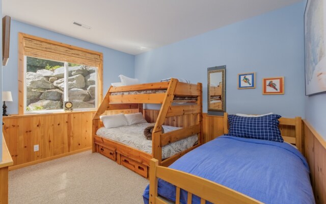 Lazy Bear Lodge 3 Bedroom Home by NW Comfy Cabins by RedAwning