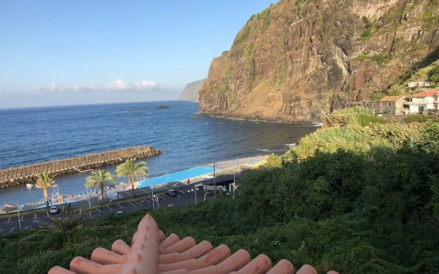 P Delgada 3-bed House, Sleeps 6, Parking & Seaview